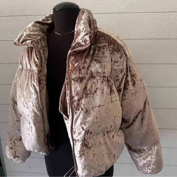 Fabletics NWT Wander Crushed Velour Cropped Puffer Jacket Large - Picture 5 of 6